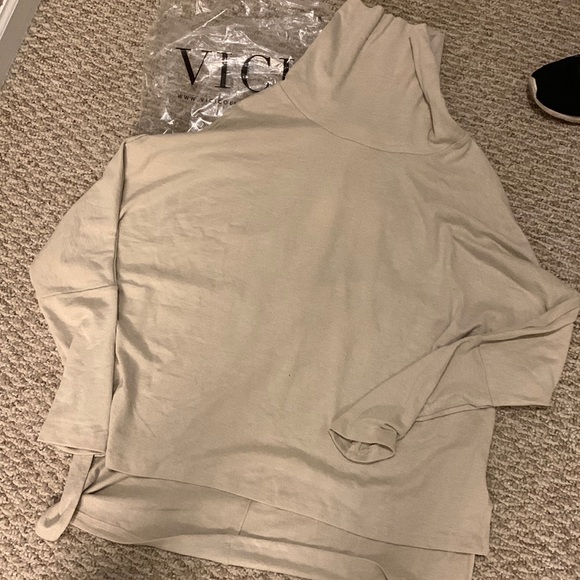 Vici top - Picture 1 of 2